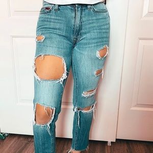 TOMNY HILFIGER RIPPED JEANS